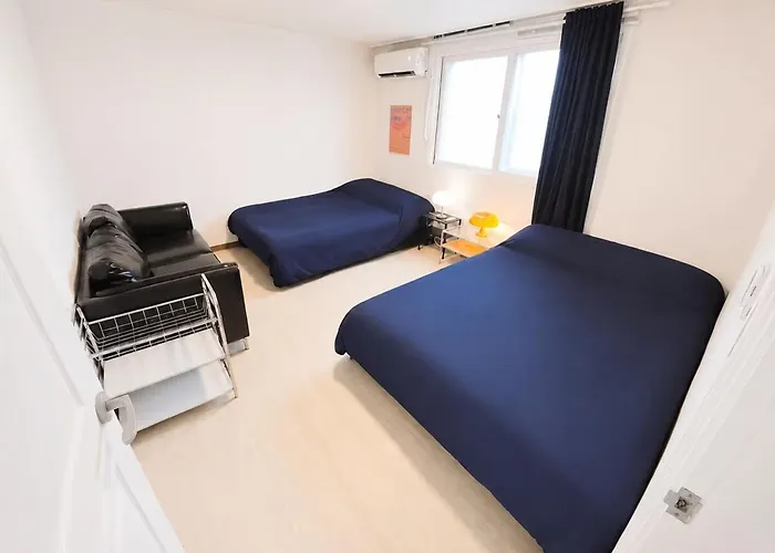 Spacious 3-room For 6 People In Gangnam Near Seolleung Station *