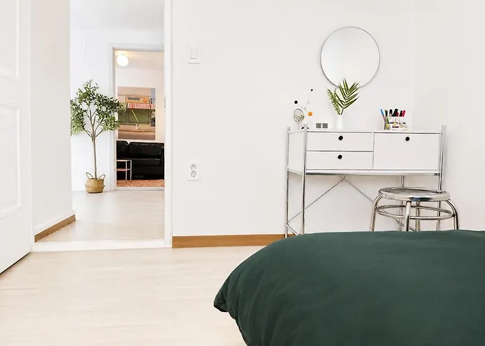Spacious 3-room For 6 People In Gangnam Near Seolleung Station